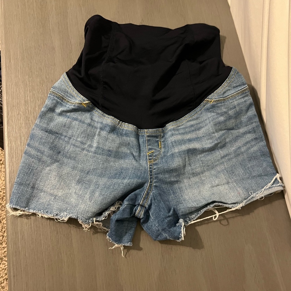 Isabel maternity shorts